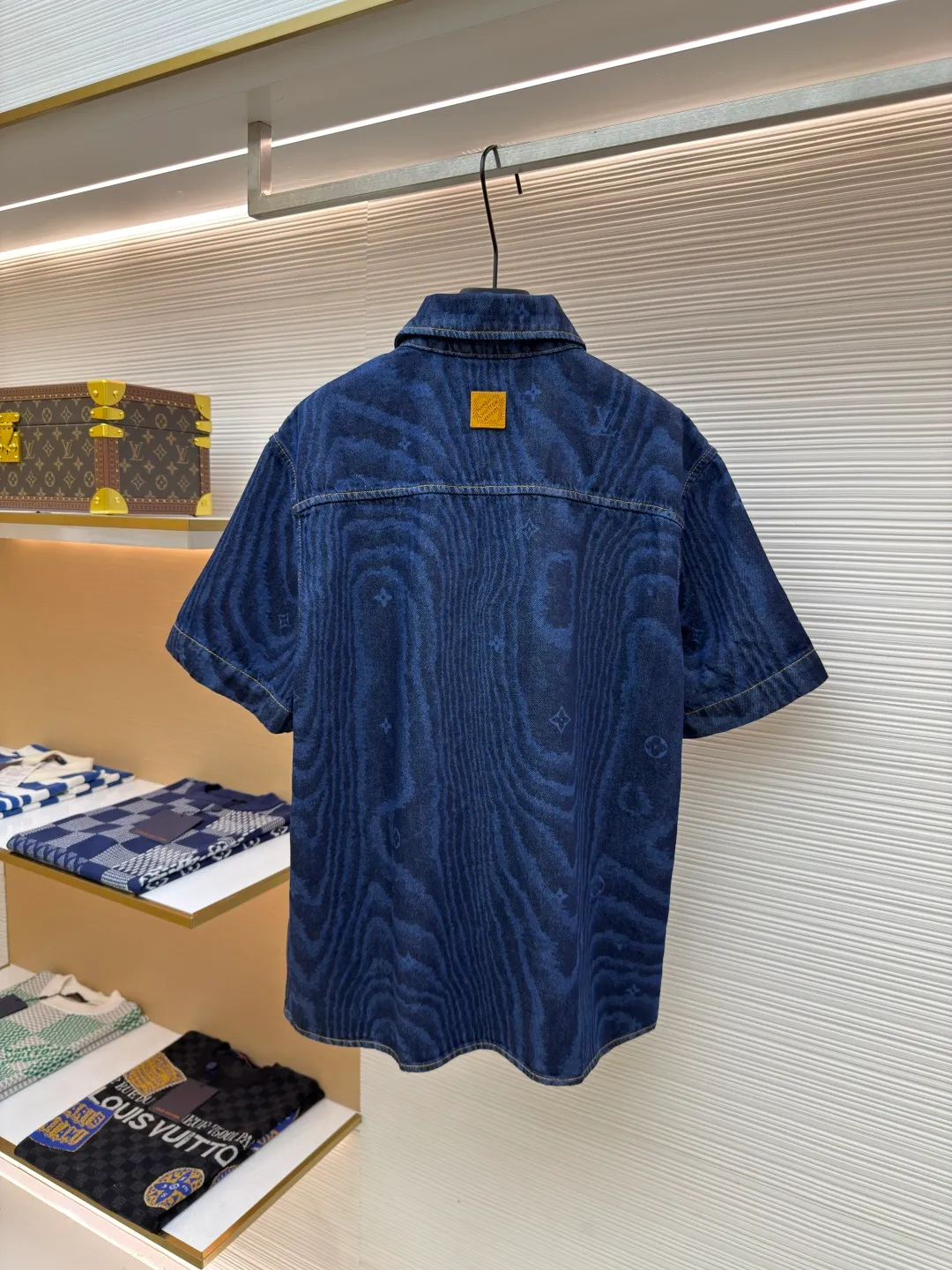 LOUISVUITTON tree pattern denim short-sleeved and long-sleeved ●Authentic product: purchased and developed by 15642 ●Item number: 1680320-B40 ●Fabric: denim fabric ●Technology: Printing ●Version: Fitted version ●Weight: about 520 grams ●Size: XS-S-M-L ●Description: The upper body effect refers to the FW25 early autumn men's series collarless denim rivet full-width logo printed long-sleeved denim jacket for men in blue. This collarless jacket is paved with denim cloth with the LV Moiré pattern, and the Monogram logo is implicitly integrated into it, creating a silky texture. The Marque L.Vuitton DéPosée nubuck label rests on the back for a modern look paired with matching jeans. The overall wiring is straight and delicate, the fabric is comfortable and soft, and the color is consistent without color difference. It can be matched with the same style to create a fashionable look and control various occasions. Customized accessories, complete with three standards, same style for men and women!